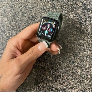 Apple Watch 6 - Green infinity band size 4
